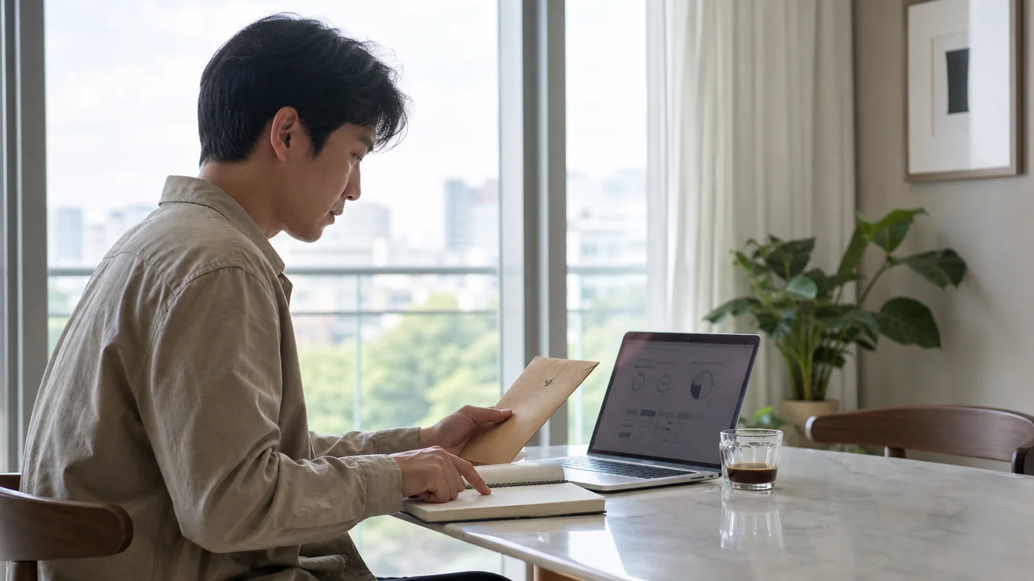 퇴사 후 건강보험 자격과 생활비를 함께 비교하며 창가에서 예산 노트를 보는 한국인 장면 실사 이미지
