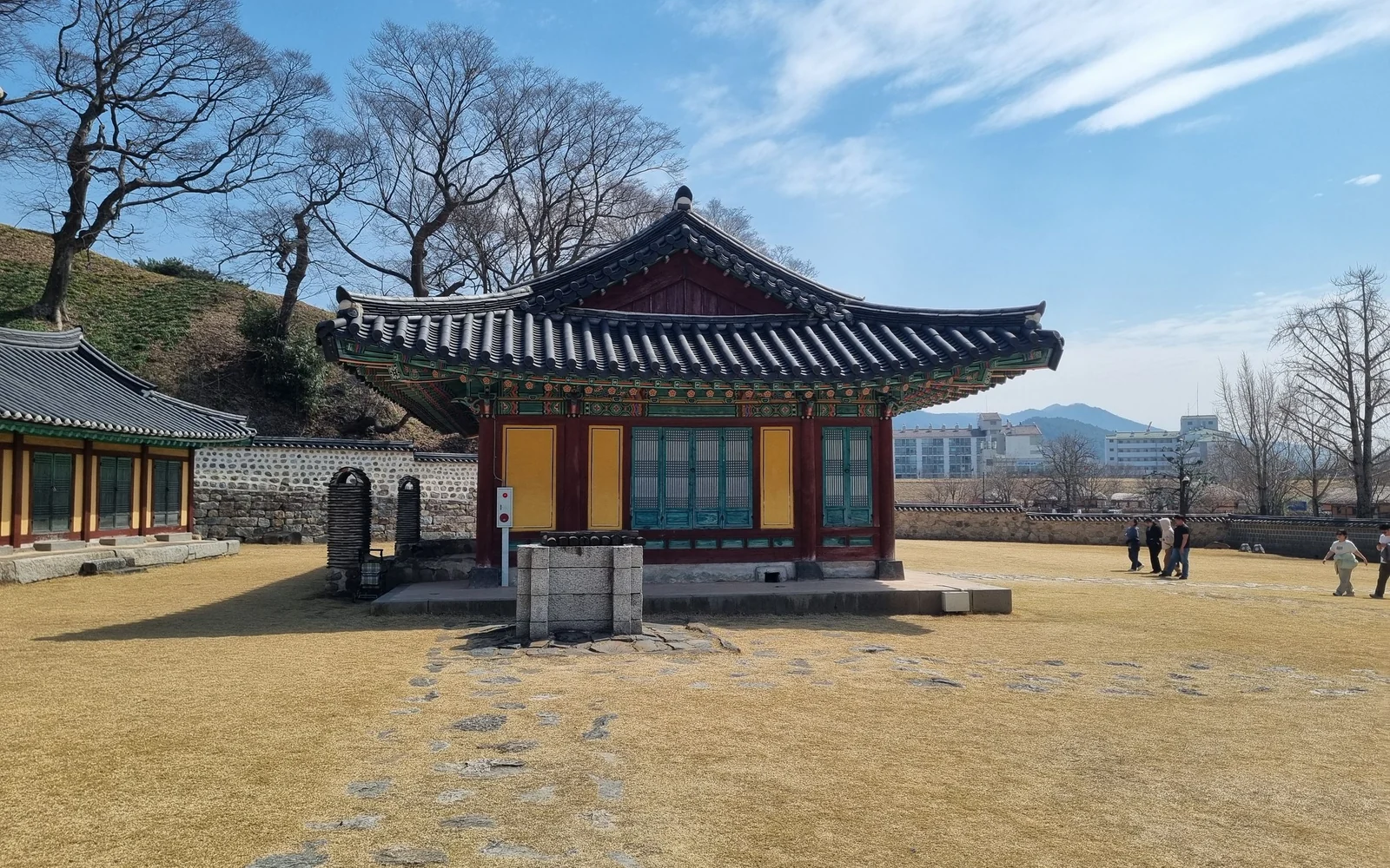 맑은 아침 햇빛 아래 전통 한옥과 현대 도시가 함께 보이는 오늘의 운세 이미지